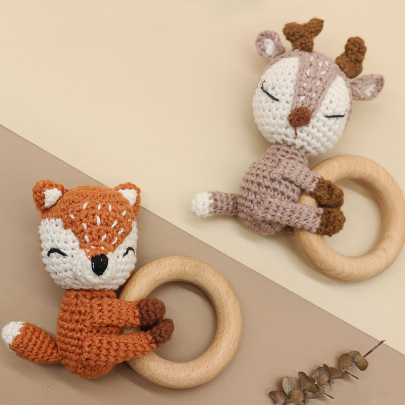 Hochet en bois et crochet fait main