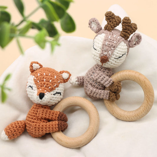 Hochet en bois et crochet fait main